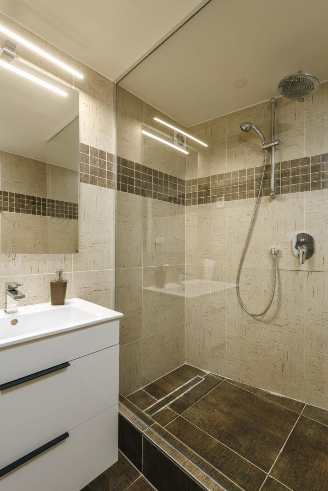 Cozy & Comfortable Apt Walking Anywhere You Want Sen Prag Exterior foto