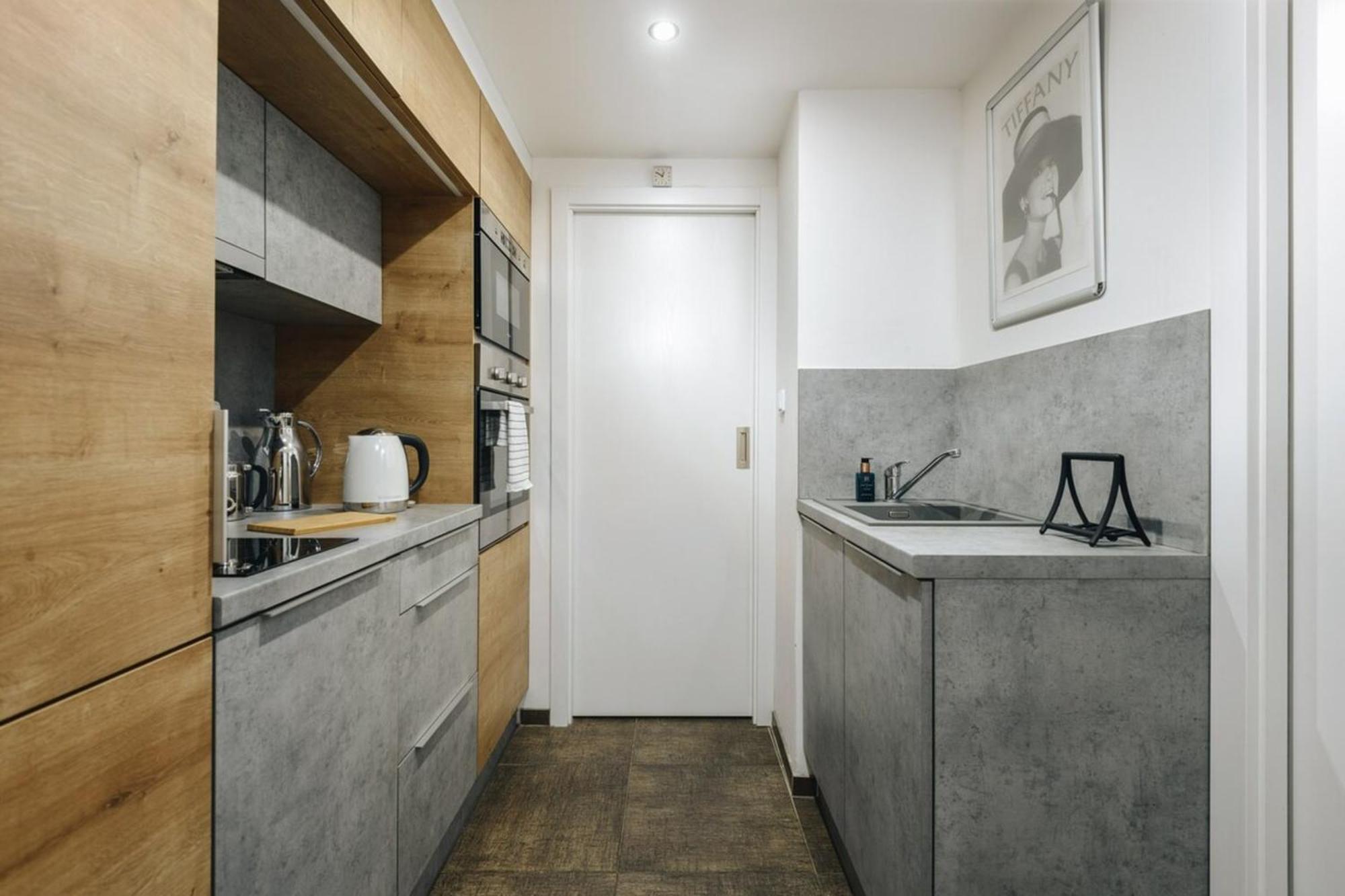 Cozy & Comfortable Apt Walking Anywhere You Want Sen Prag Exterior foto