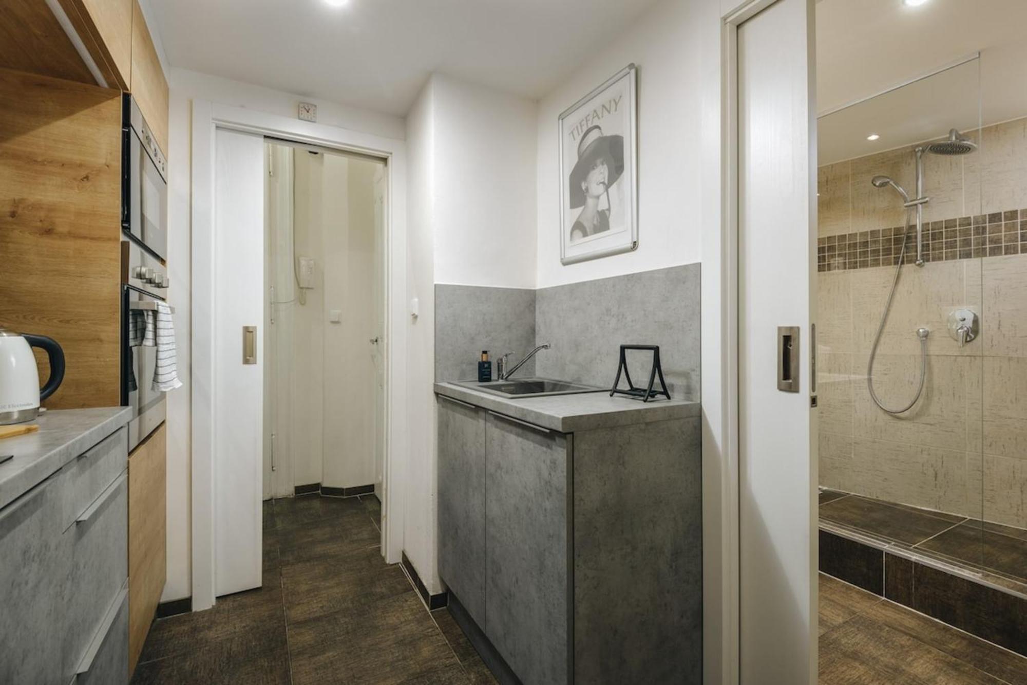 Cozy & Comfortable Apt Walking Anywhere You Want Sen Prag Exterior foto