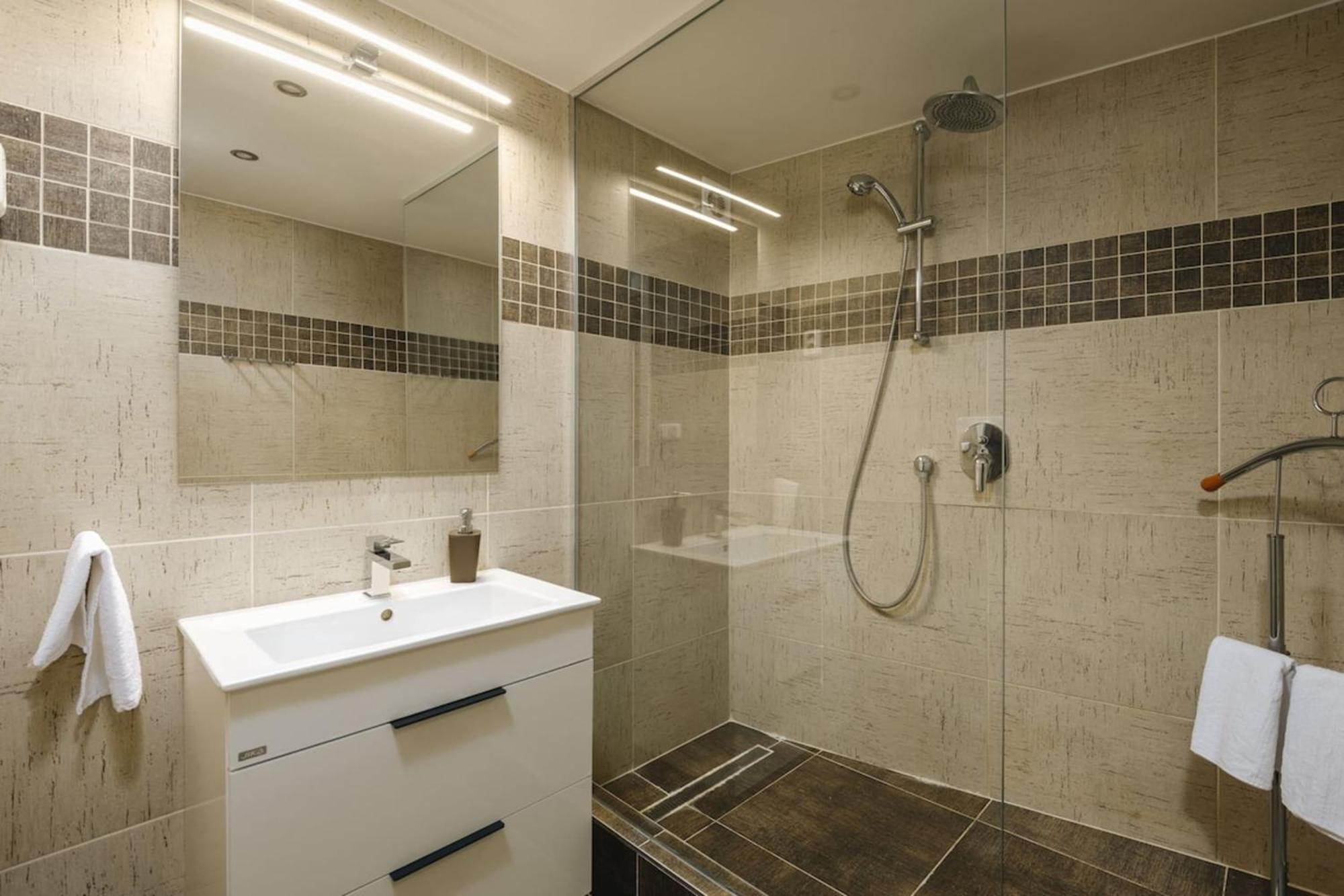 Cozy & Comfortable Apt Walking Anywhere You Want Sen Prag Exterior foto