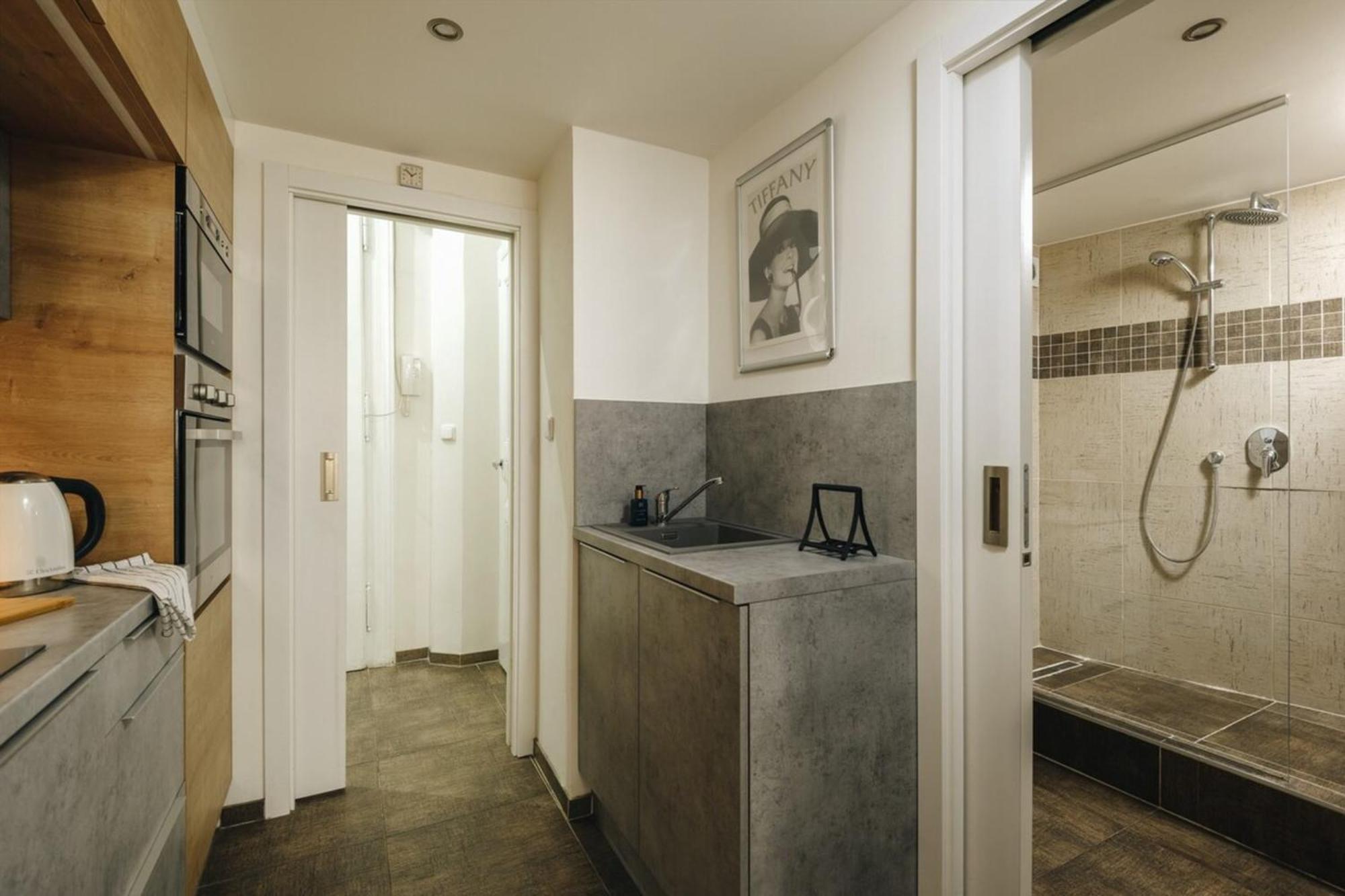 Cozy & Comfortable Apt Walking Anywhere You Want Sen Prag Exterior foto